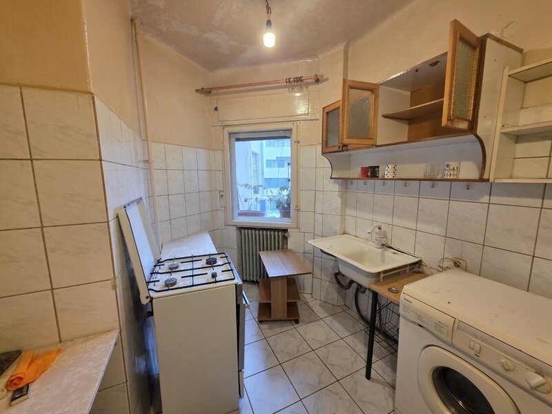 Corneliu Coposu, 10 minute metrou Unirii, chiar la biserica Sfantul Mina,