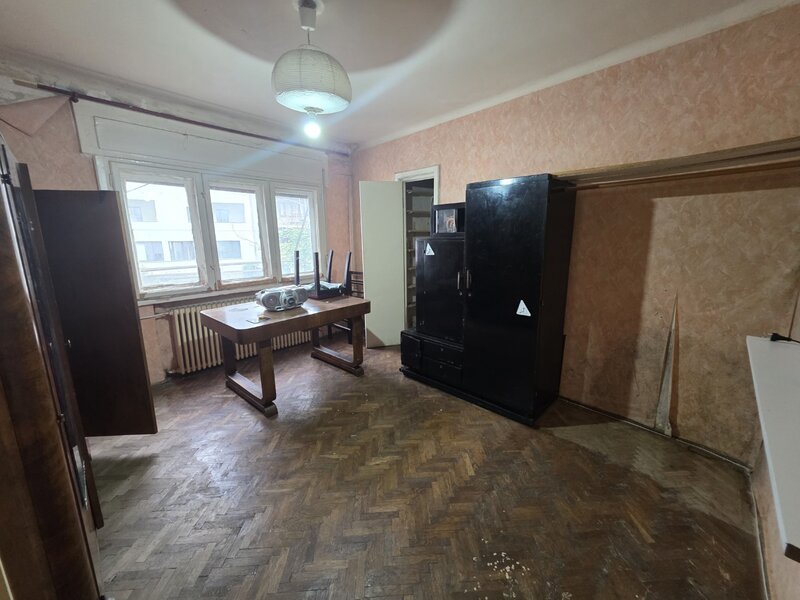 Corneliu Coposu, 10 minute metrou Unirii, chiar la biserica Sfantul Mina,