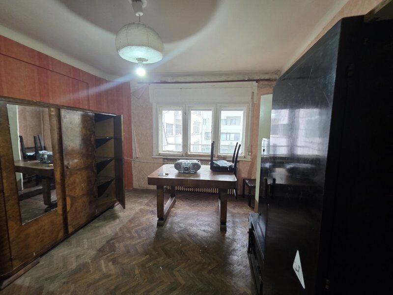 Corneliu Coposu, 10 minute metrou Unirii, chiar la biserica Sfantul Mina,