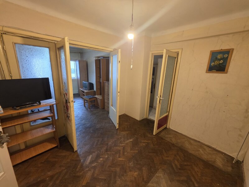 Corneliu Coposu, 10 minute metrou Unirii, chiar la biserica Sfantul Mina,